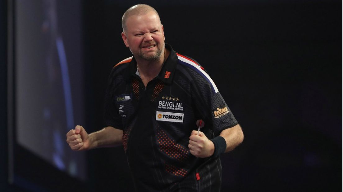 Raymond van Barneveld maakt een sterke indruk 