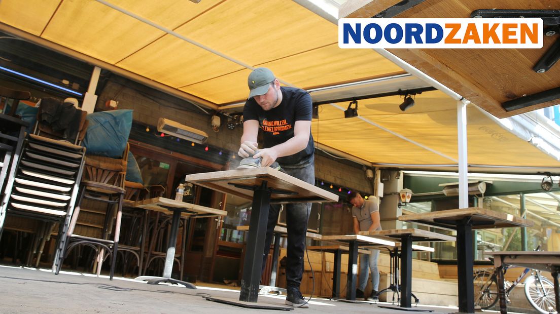 Een horecaondernemer klust tijdens de noodgedwongen sluiting