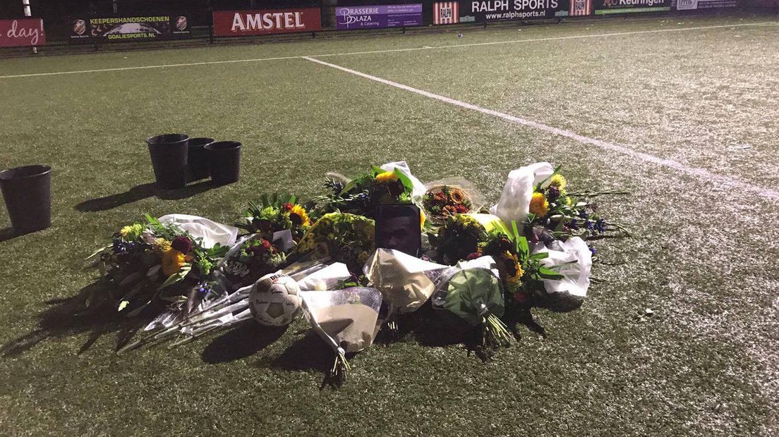 Bloemen bij VSV Vreeswijk na het overlijden van Shawn Sotong.