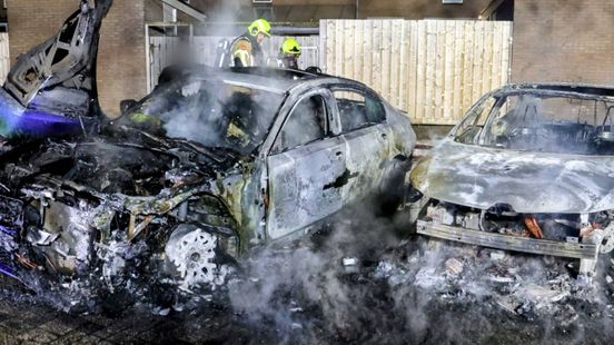 Omwonenden horen knal; twee auto's in vlammen op