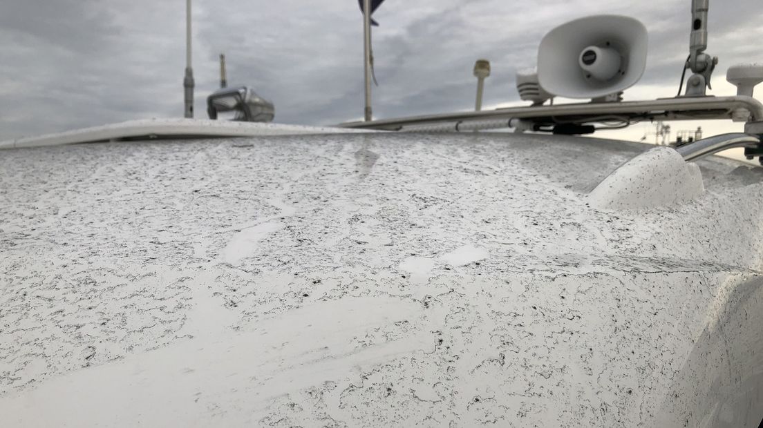 Roetdeeltjes op een boot in de haven van Delfzijl na een blazer