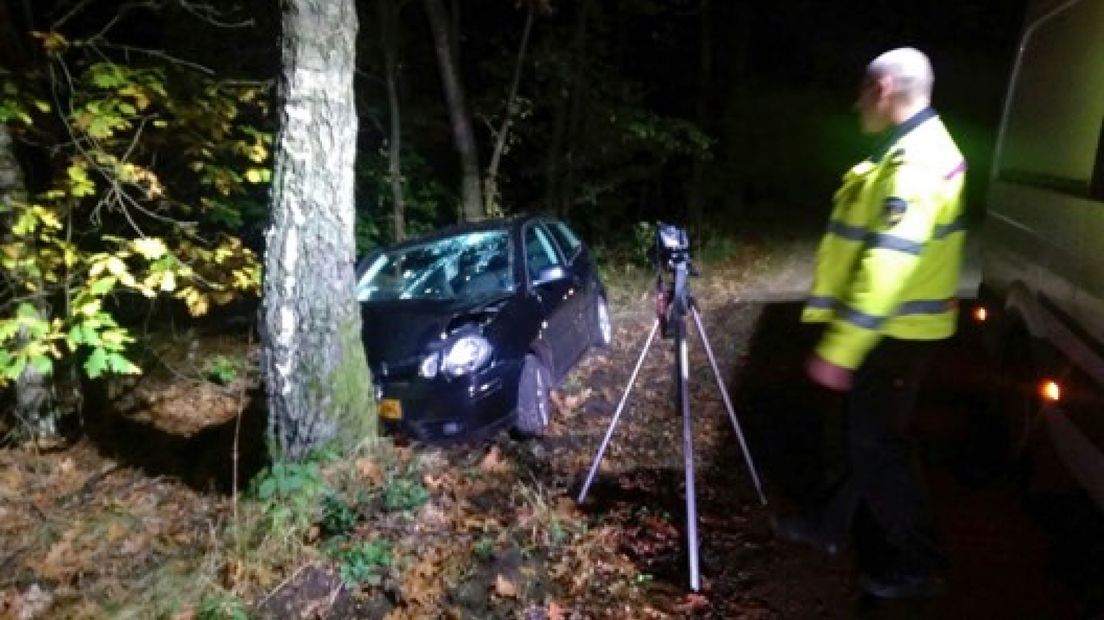 Bij een eenzijdig ongeval op de Plaggeweg in Vierhouten zijn in de nacht van zaterdag op zondag 5 jonge inzittenden gewond geraakt.