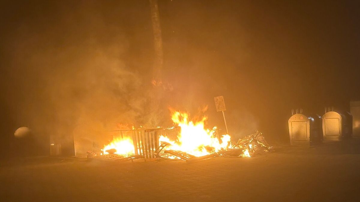 Bult afval in brand in Leeuwarden | Code geel op de Waddeneilanden vanwege mist