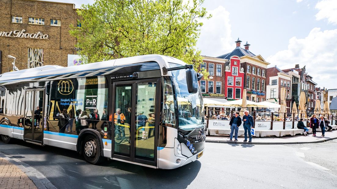 Een lijnbus van Qbuzz op de Grote Markt in Groningen