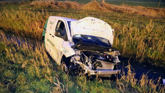 Auto botst tegen boom • ravage na aanrijding op A2. Auto botst tegen boom • ravage na aanrijding op A2.