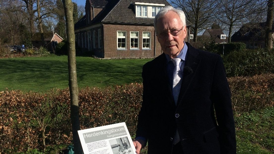 Dirk van Reenen bij de herdenkingsboom in Ruinen (Rechten: RTV Drenthe)