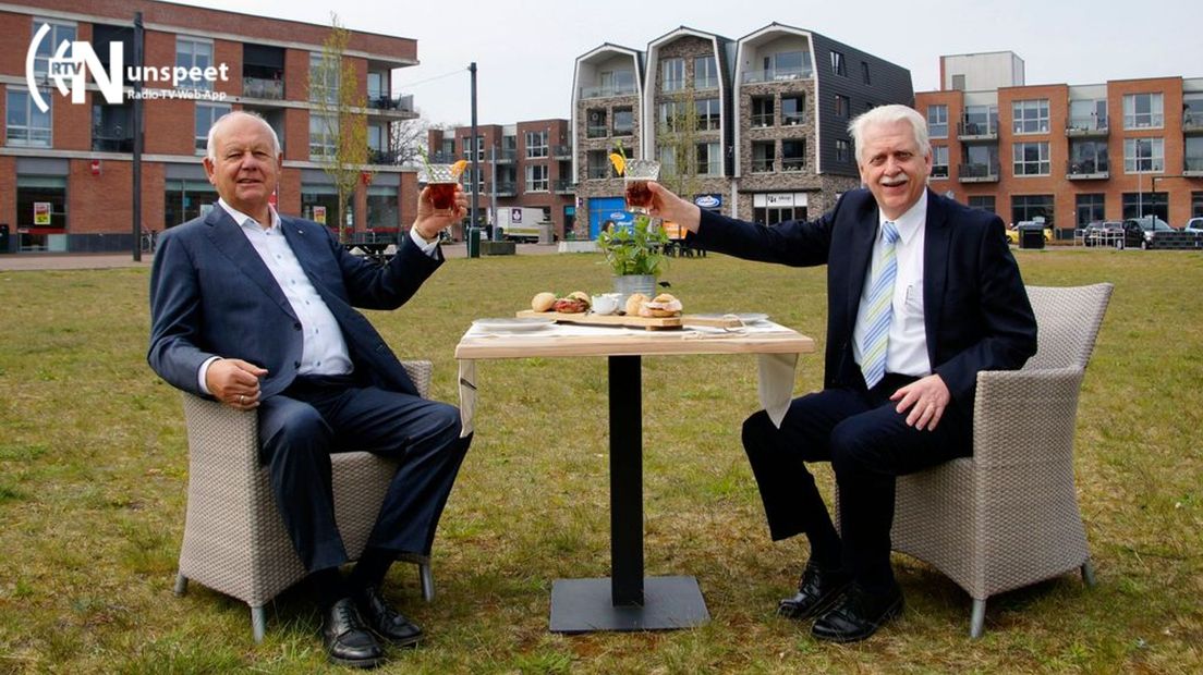 Wethouder Henk Wessel (rechts) en Evert van de Poll zijn enthousiast over de voortgang.