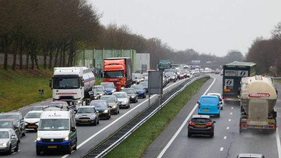 A35 bij Enschede-Zuid afgesloten na aanrijding. A35 bij Enschede-Zuid afgesloten na aanrijding.
