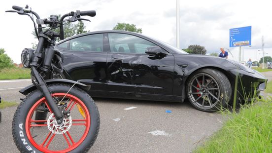 Geklier met waterpistool: aanrijding Tesla en fatbike | Aanhouding na mishandeling bij McDonalds. Geklier met waterpistool: aanrijding Tesla en fatbike | Aanhouding na mishandeling bij McDonalds.