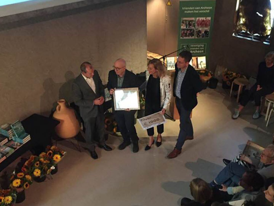 De in Maassluis geboren Van Dam won de prijs voor zijn boek 'De reis van Syntax Bosselman'