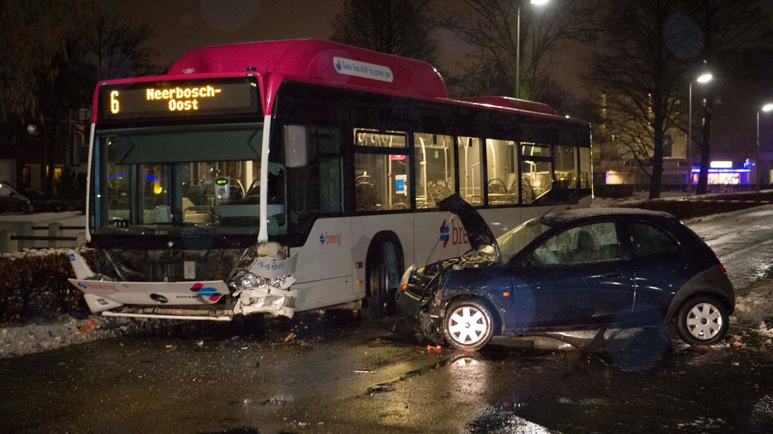 Een oudere man is overleden bij een aanrijding tussen een stadsbus en een personenauto in Nijmegen.