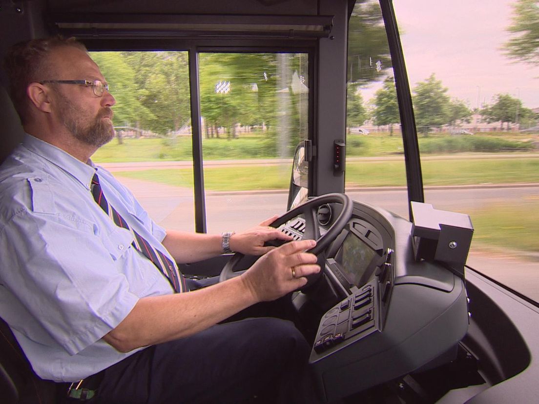 Buschauffeur RET in nieuwe e-bus