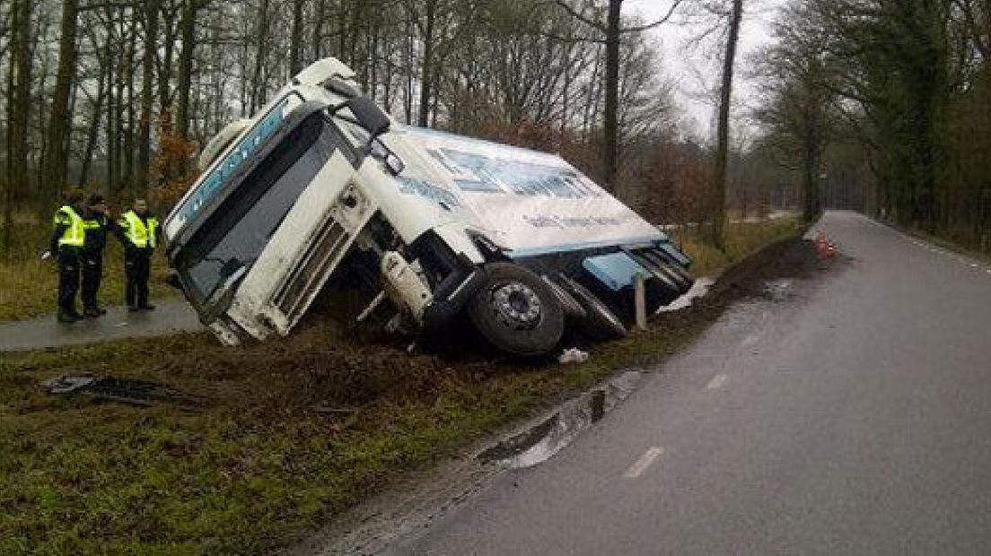N312 bij Winterswijk dicht door gestrande vrachtwagen met boter