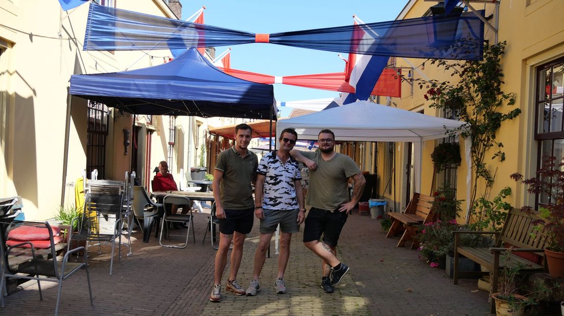 Drie leden van het bestuur van de Buurtvereniging Margriet (vlnr): Devon, Erwin en Steven.