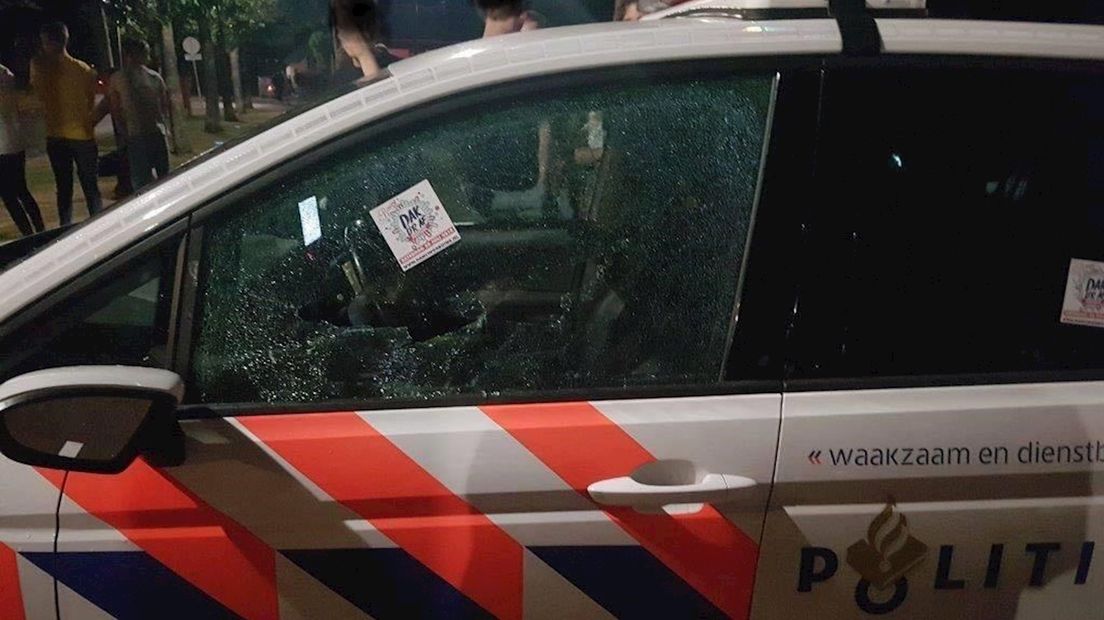 Politie-auto vernield in Saasveld