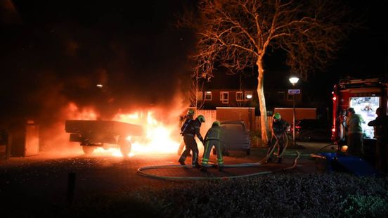 Auto over de kop • werkbus in brand