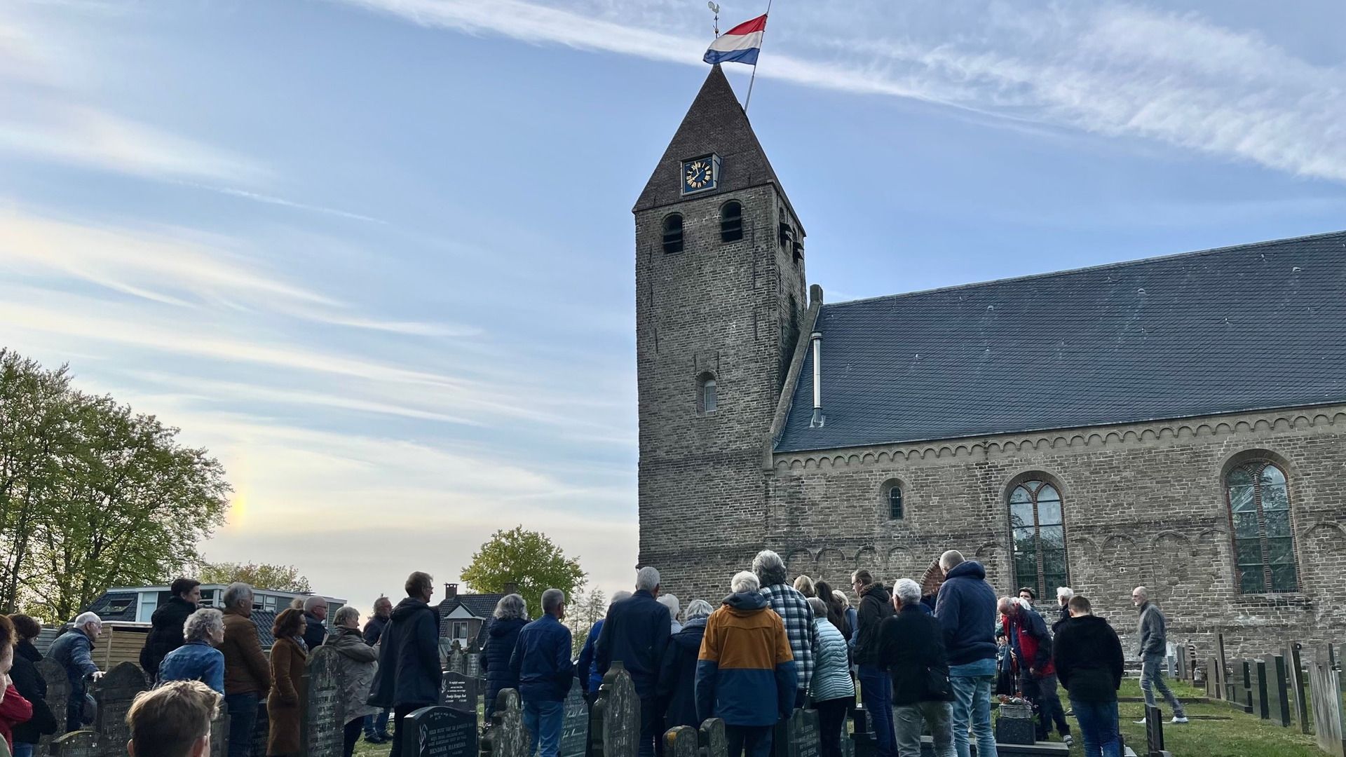 De dodenherdenking in Oudega (Sm.), met een kranslegging bij het graf van verzetsman Wilt Kooistra