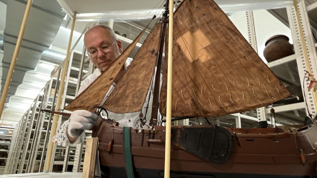 Conservator Jan van Zijverden met de staatsiepraam