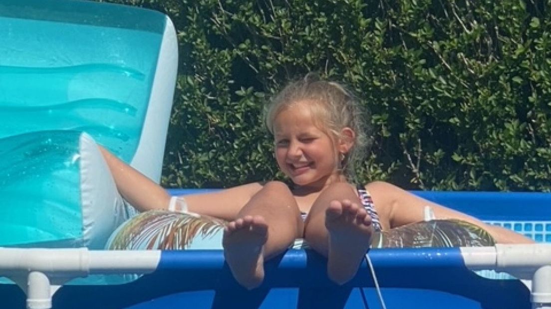 Chelsea houdt het koel in het zwembad bij haar opa en oma