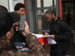 Raheem Sterling komt aan op Rotterdam The Hague Airport