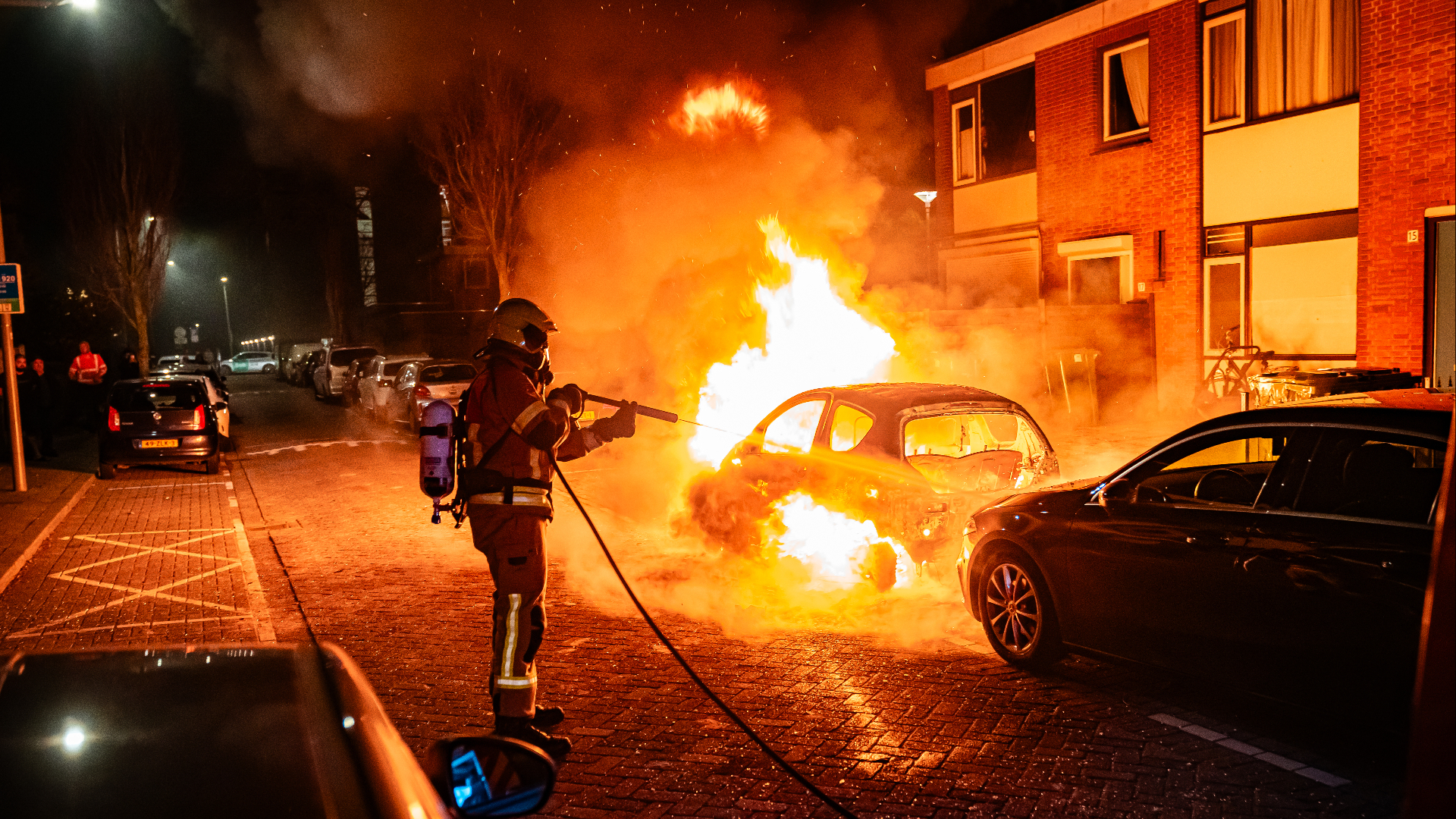 Geparkeerde auto volledig uitgebrand | Auto rijdt met snelheid sloot in, twee gewonden
