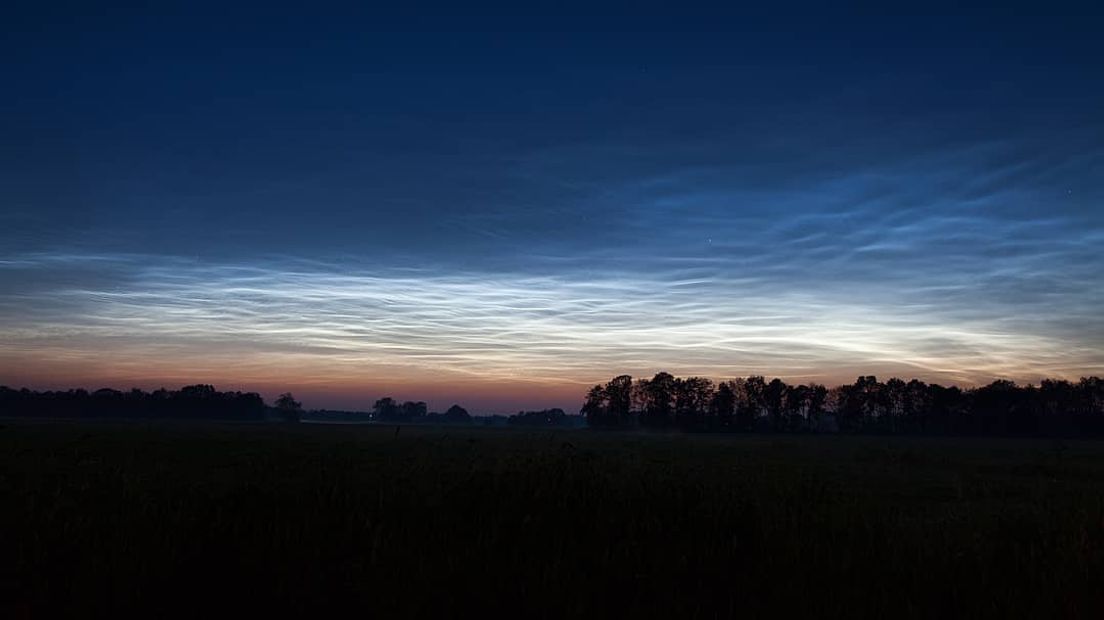 Lichtende nachtwolken boven Dwingeloo (Rechten: Pim Valk)