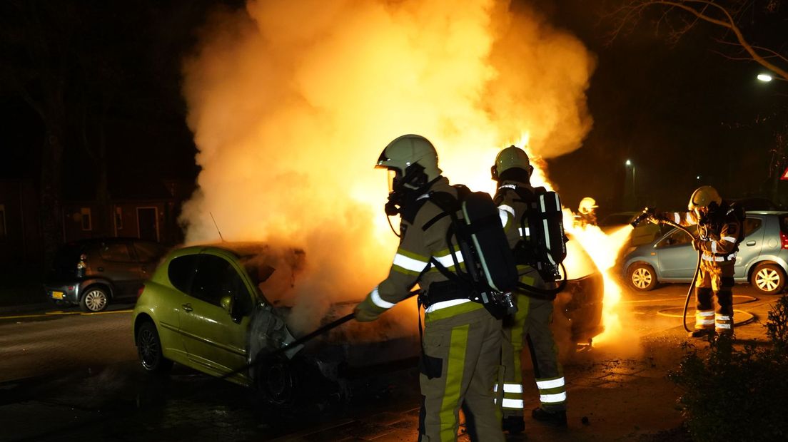 Twee auto's in vlammen op in Dedemsvaart