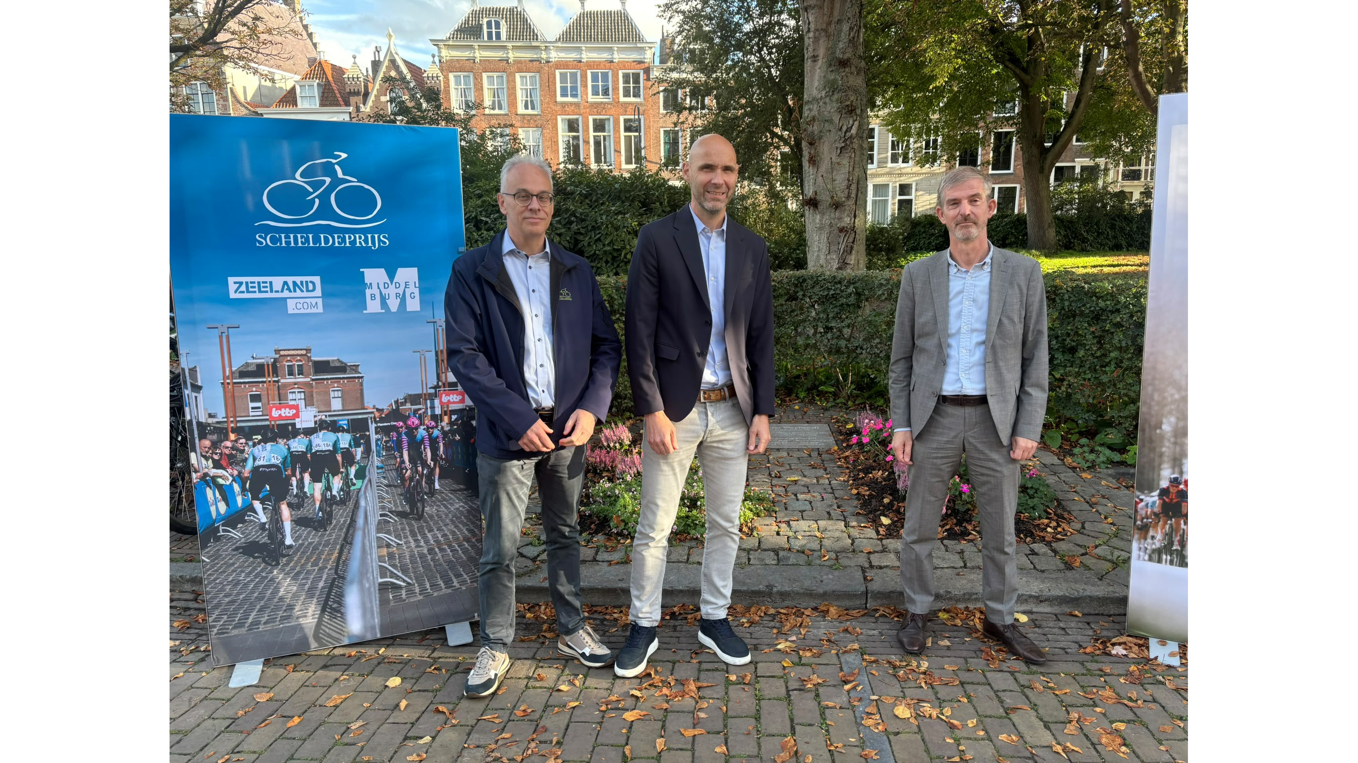 Nicolas Denys (midden) is erg te spreken over de start van de Scheldeprijs in Middelburg