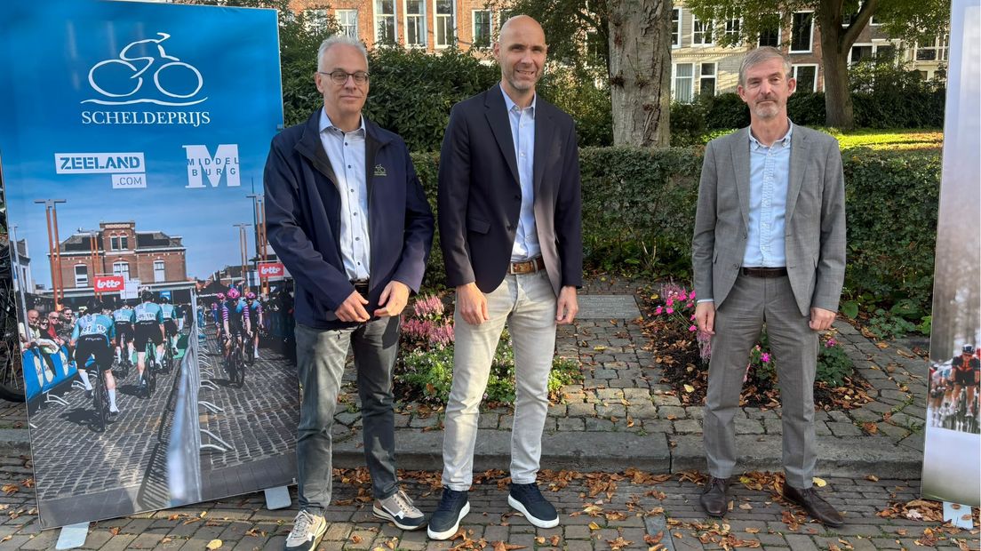 Nicolas Denys (midden) is erg te spreken over de start van de Scheldeprijs in Middelburg