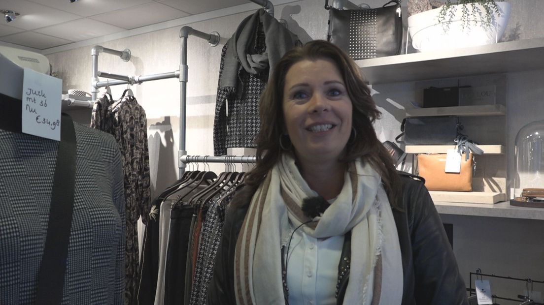 Linda van Bergenhenegouwen in haar winkel in 's-Gravenzande
