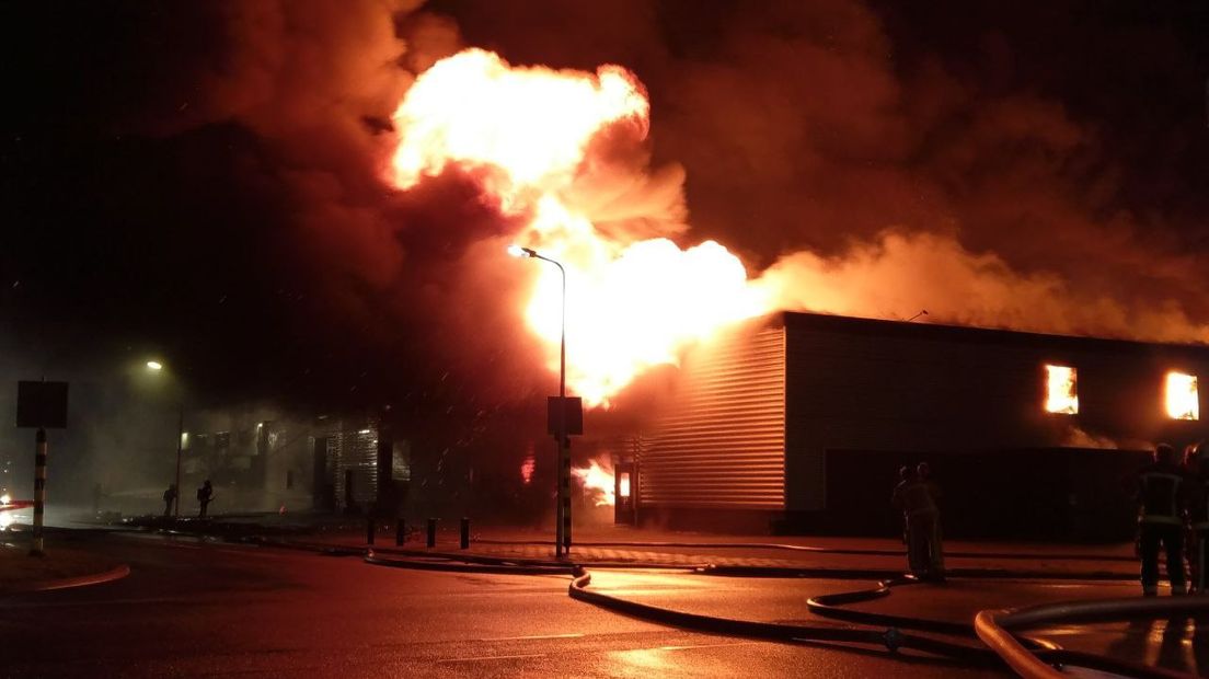 De vlammen slaan uit het brandende gebouw (Rechten: Van Oost Media)