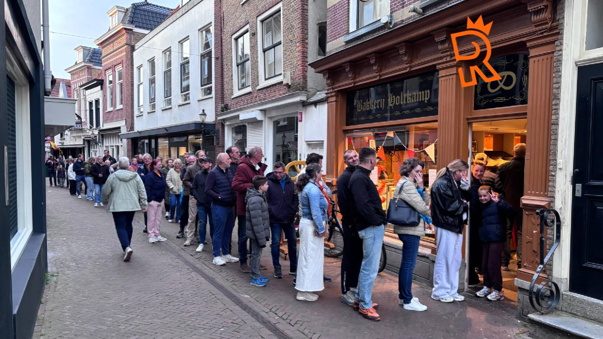 Een lange rij op de vroege maandagochtend bij Bakkerij Holtkamp in Maassluis.