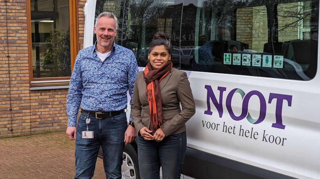Wethouder Kavita Parbhudayal en directeur Martijn Kersing van Noot Personenvervoer
