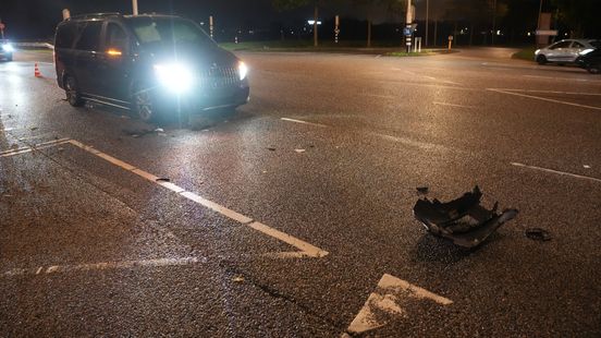Autos eindigen op aanhanger van bergingsbedrijf na aanrijding. Autos eindigen op aanhanger van bergingsbedrijf na aanrijding.