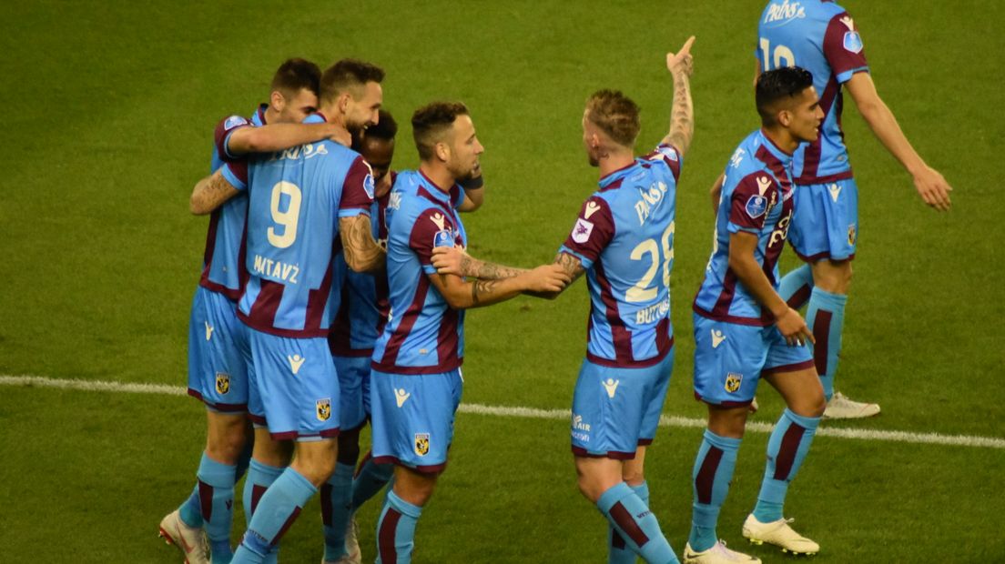 Vitesse heeft zaterdagavond het traditionele Airborne-duel niet kunnen winnen. Hoewel de Arnhemmers in de eerste helft het overwicht hadden, was er de tweede helft niks meer van over. Het werd tegen ADO Den Haag dan ook 1-1. De Arnhemse ploeg eindigde het duel ook nog eens met tien man, omdat Van der Werff twee keer een gele kaart pakte.