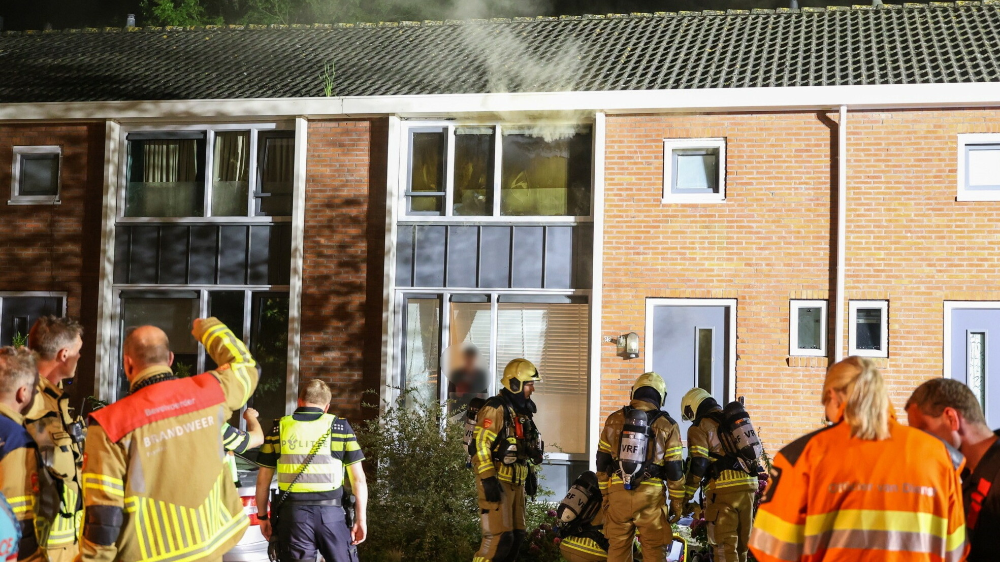 Arrestaasjeteam hellet brânstichter út hûs yn Wurdum; omwenners opfongen yn doarpshûs