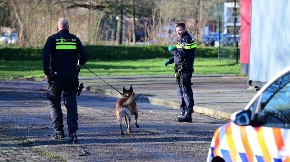 De politie zoekt met honden aan de Zwet in Delfzijl