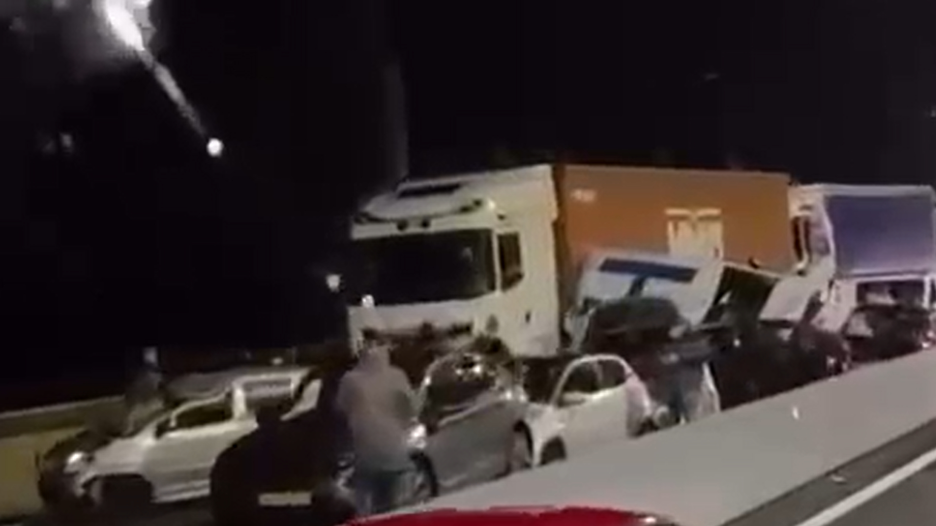 Een bestelbus belandde op z'n kant bij het ongeluk.