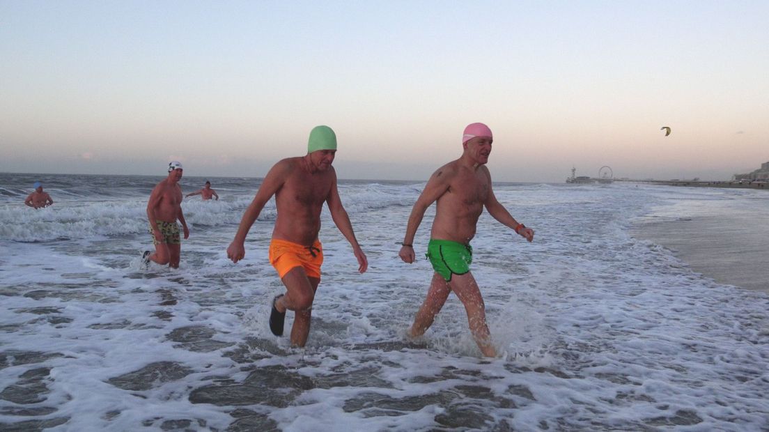 Deze vriendengroep duikt elke dag de Noordzee in