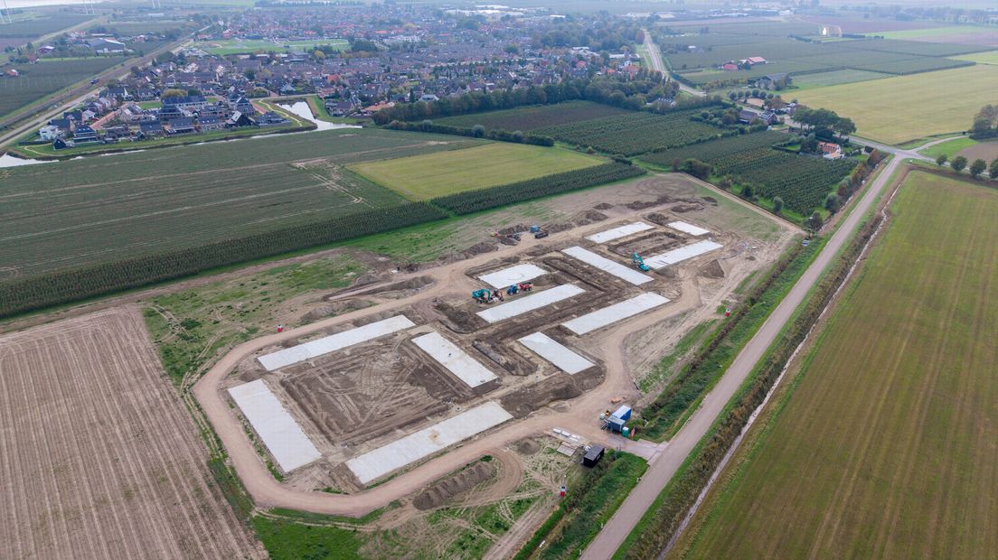 De funderingsplaten voor de woningen van opvanglocatie Schapendijk liggen op hun plek