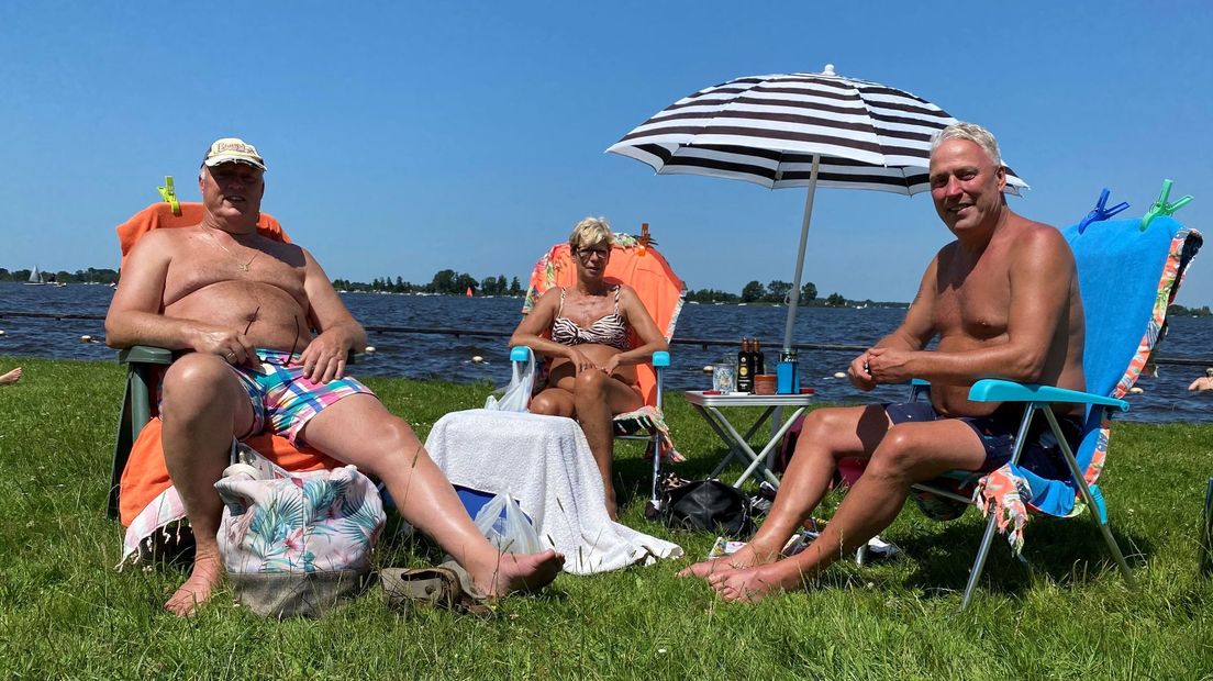 Gerard, Karin en Rob zijn echte zonaanbidders. Ze zitten bij De Strook aan de zuidkant van de Loosdrechtse Plassen. "Heerlijk." Rond 13:30 uur is het er nog relatief rustig.