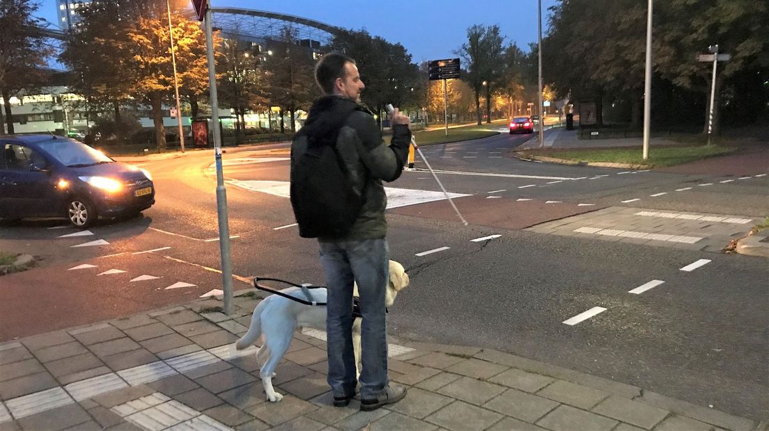 Marcel van der Bie bij een oversteekplaats in Utrecht