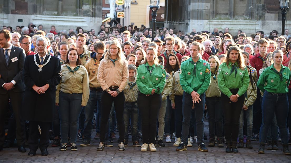 Van Zanen (uiterst links) op het Domplein.