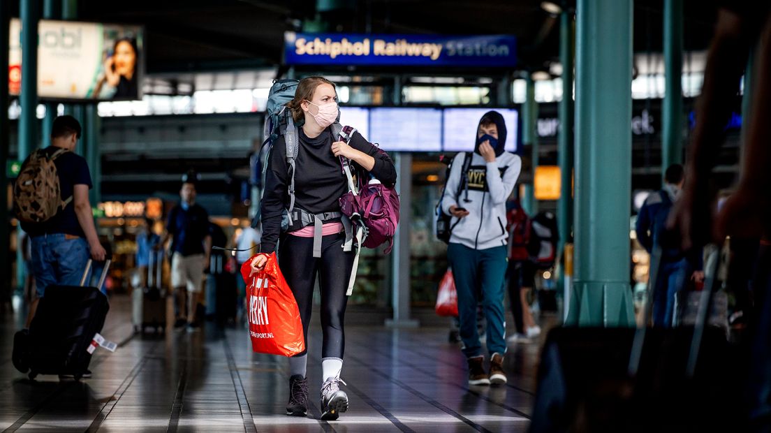Reizigers op luchthaven Schiphol