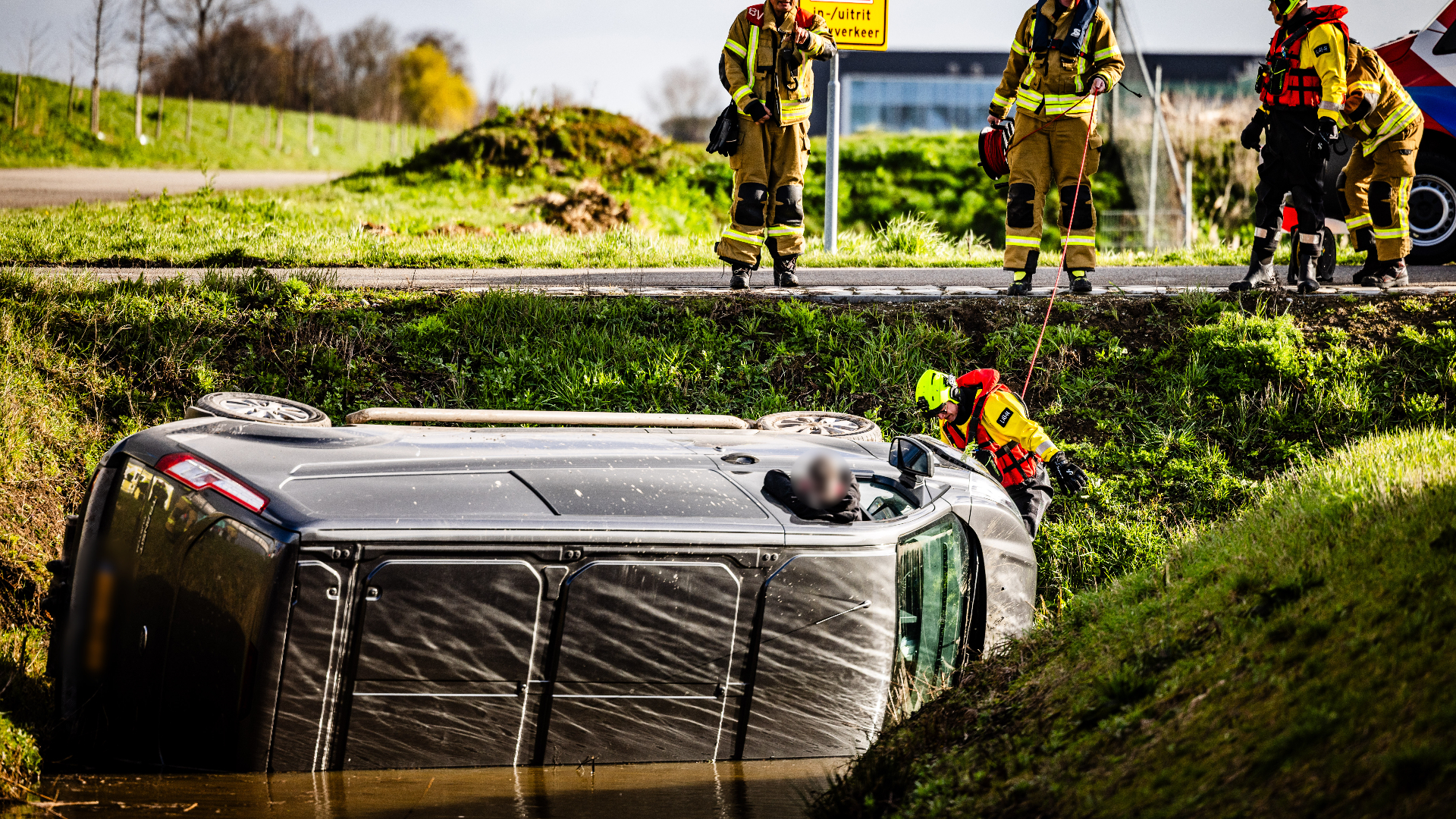 De bestelbus moet uit het water worden gehaald met een zware kraan
