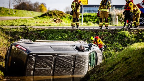 Bestuurder onder invloed rijdt in sloot