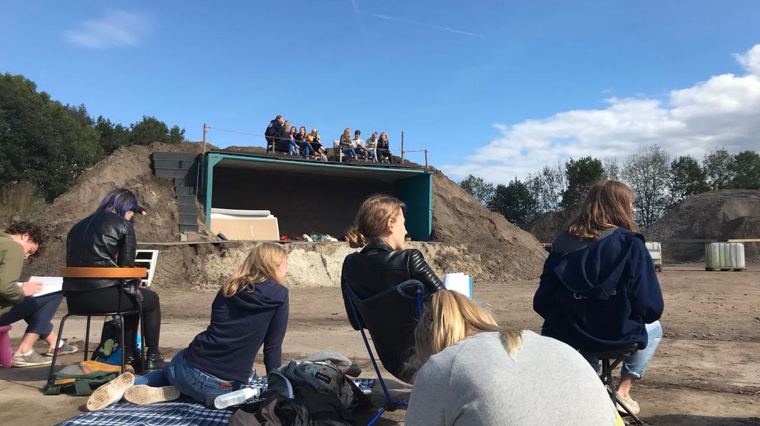 De van de medewerkers groef de container in, waar de band in speelt (Rechten: Marjolein Knol / RTV Drenthe)