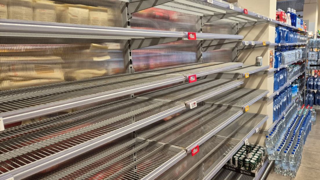 (Bijna) lege schappen in de supermarkten in Leiden, vrijdagochtend