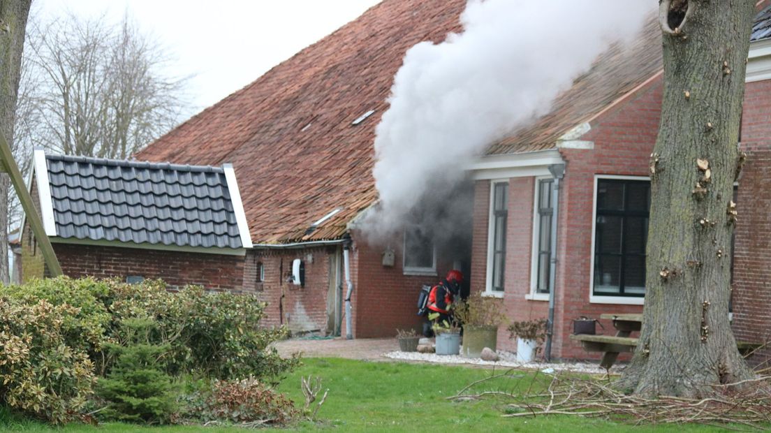 Er komt rook uit de boerderij in Nieuw Scheemda