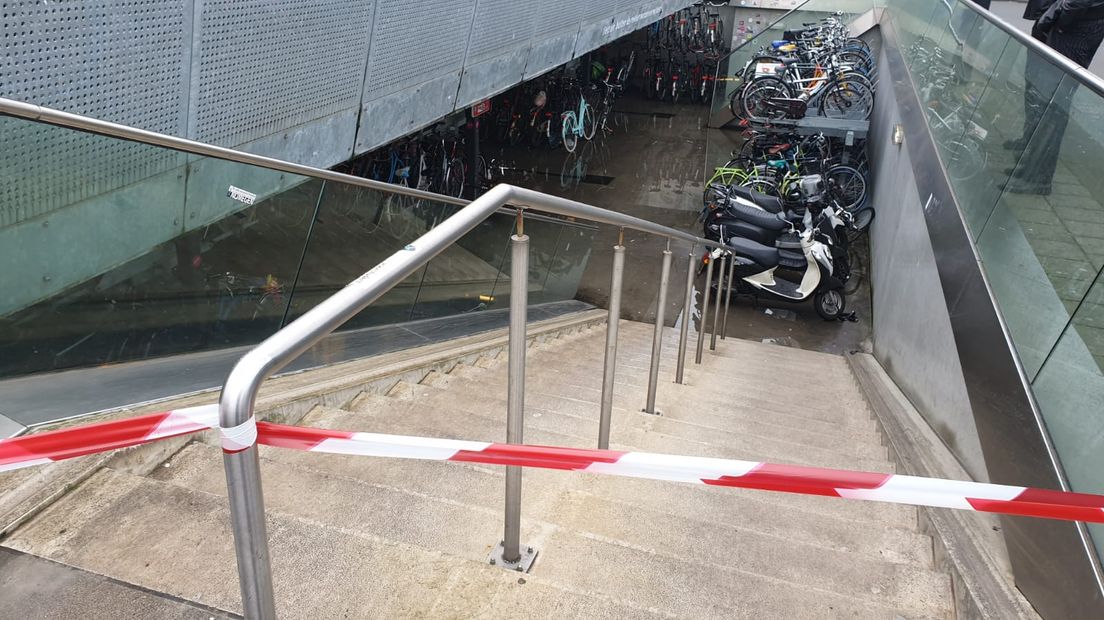 De fietsenstalling van het centraal station in Nijmegen staat blank. De hevige regenval van gisteren zou de oorzaak zijn.